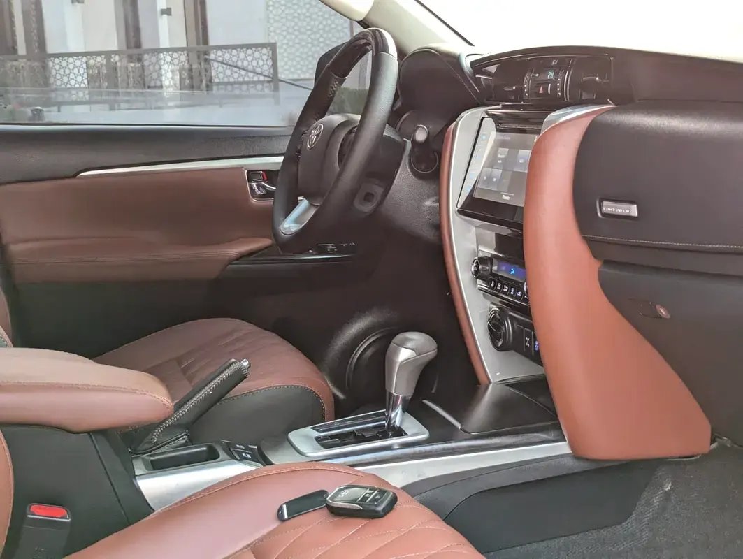 Car Image 2017 TOYOTA FORTUNER 