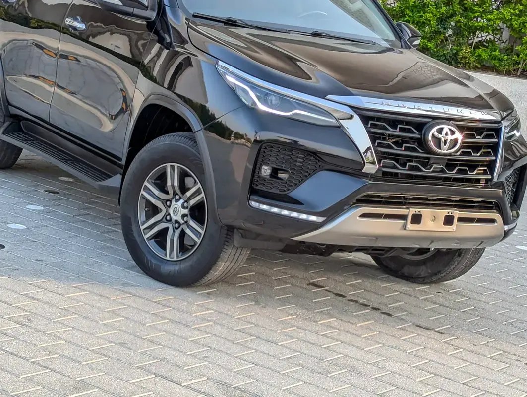 Car Image 2017 TOYOTA FORTUNER 
