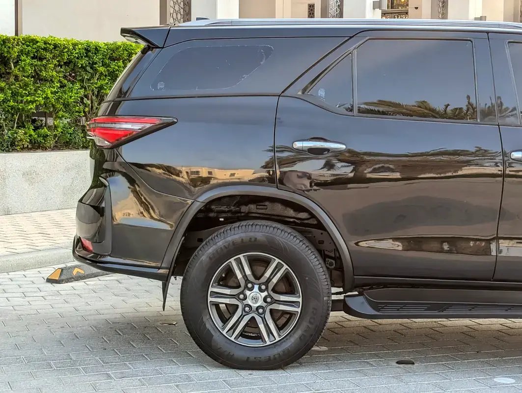 Car Image 2017 TOYOTA FORTUNER 