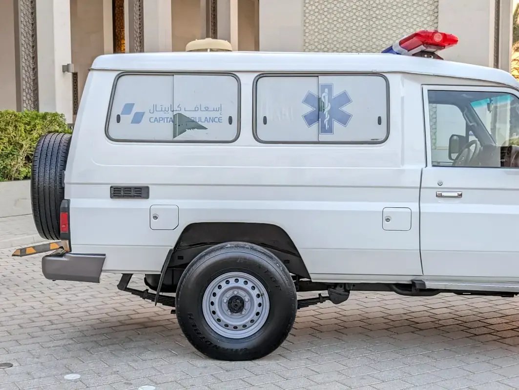Car Image 2019 TOYOTA LAND CRUISER 