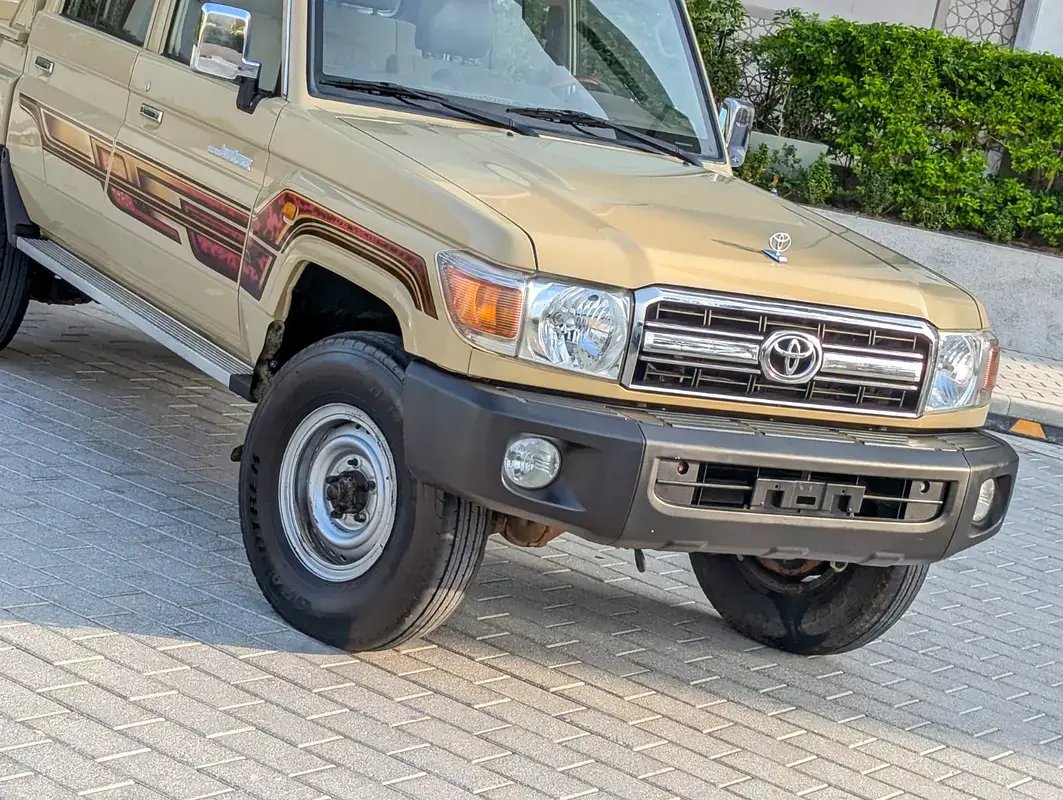 Car Image 2014 TOYOTA LAND CRUISER 