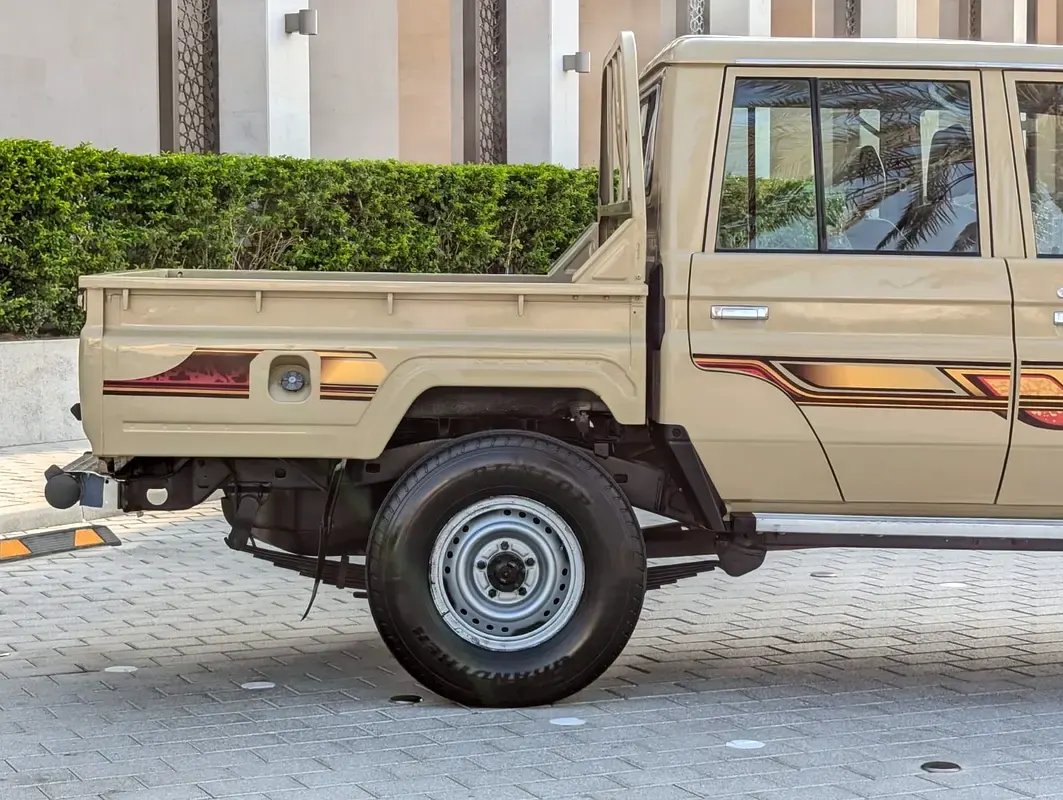 Car Image 2014 TOYOTA LAND CRUISER 