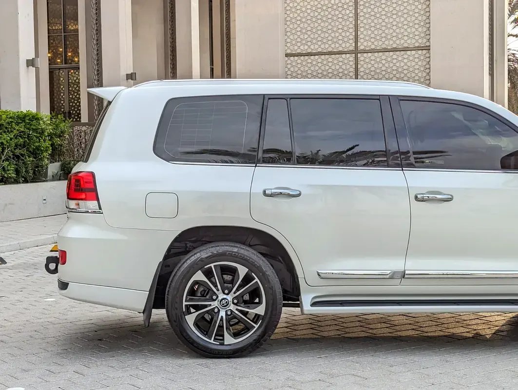Car Image 2020 TOYOTA LAND CRUISER 