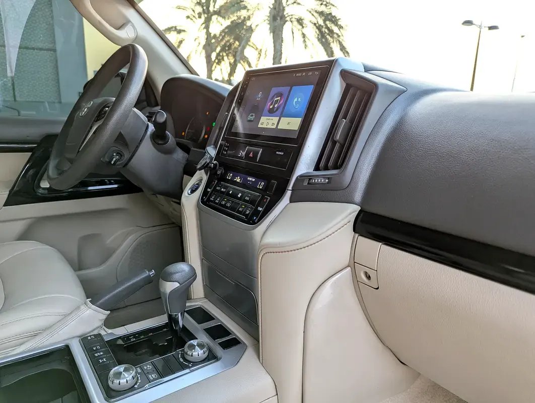 Car Image 2019 TOYOTA LAND CRUISER 