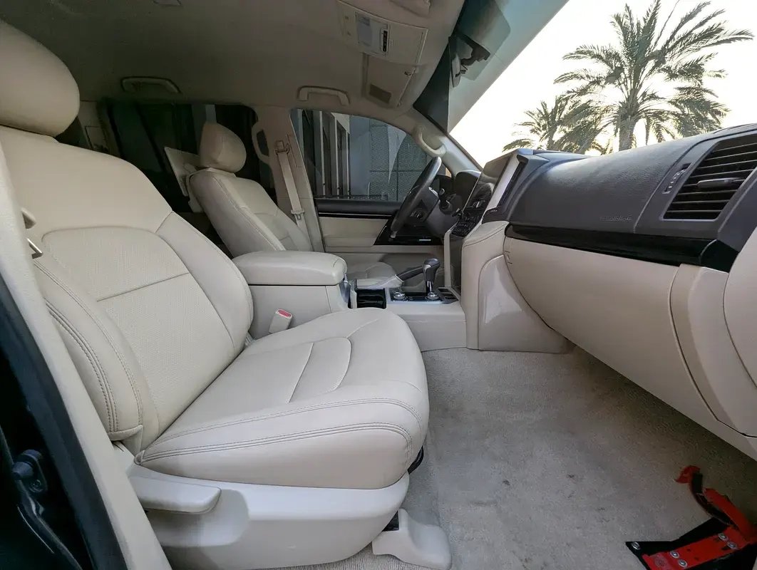 Car Image 2019 TOYOTA LAND CRUISER 