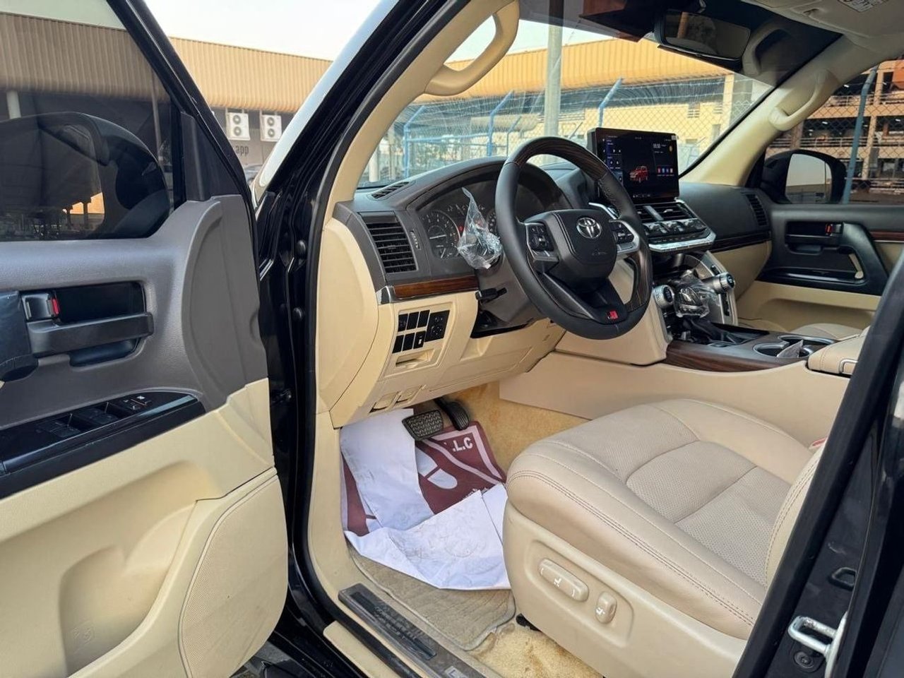 Car Image 2016 TOYOTA LAND CRUISER 