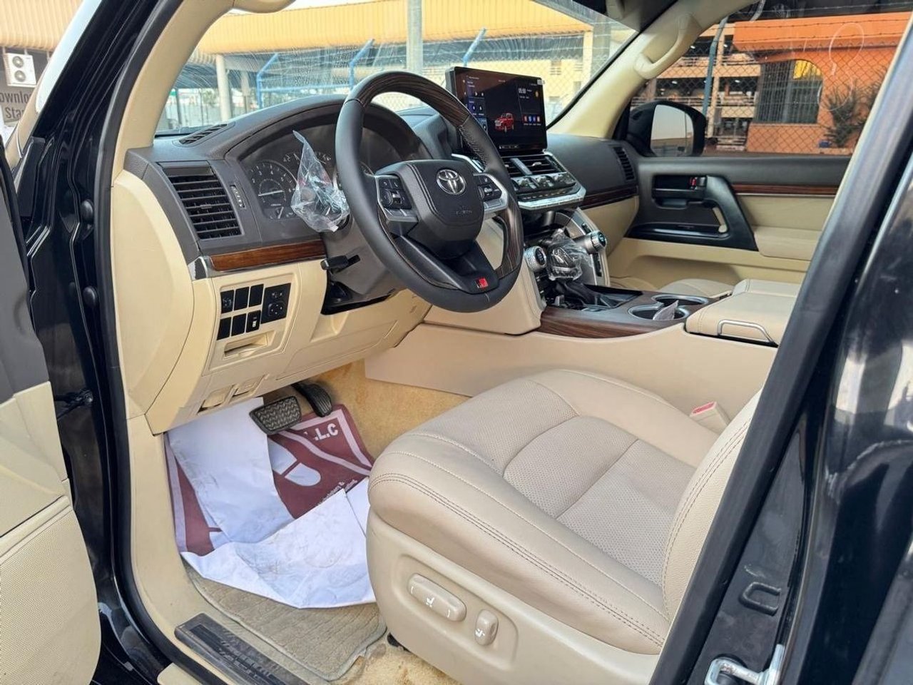 Car Image 2016 TOYOTA LAND CRUISER 