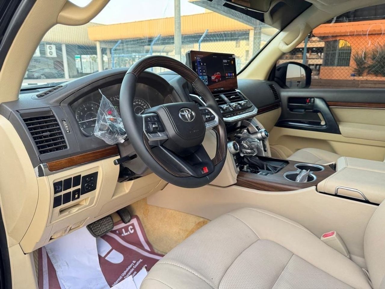 Car Image 2016 TOYOTA LAND CRUISER 