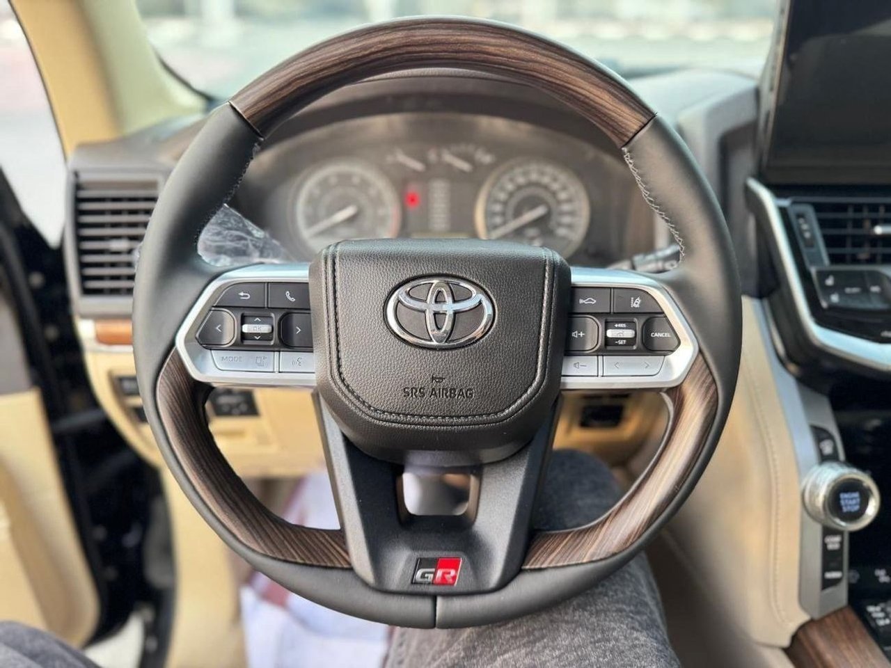 Car Image 2016 TOYOTA LAND CRUISER 
