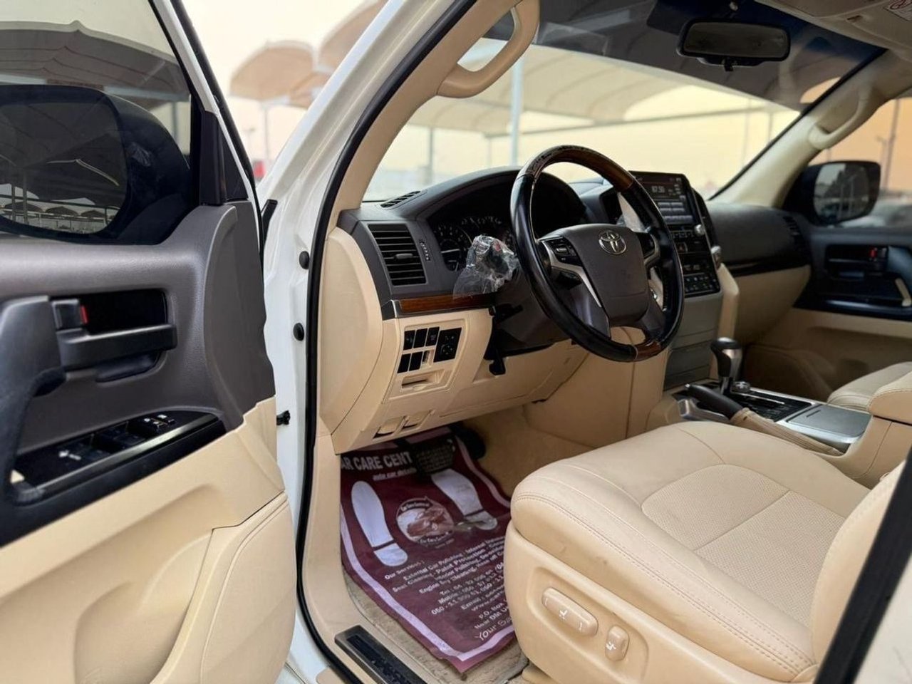 Car Image 2018 TOYOTA LAND CRUISER 