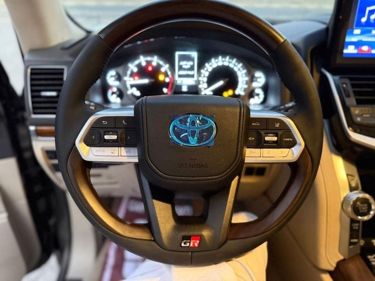 Car Image 2019 TOYOTA LAND CRUISER 