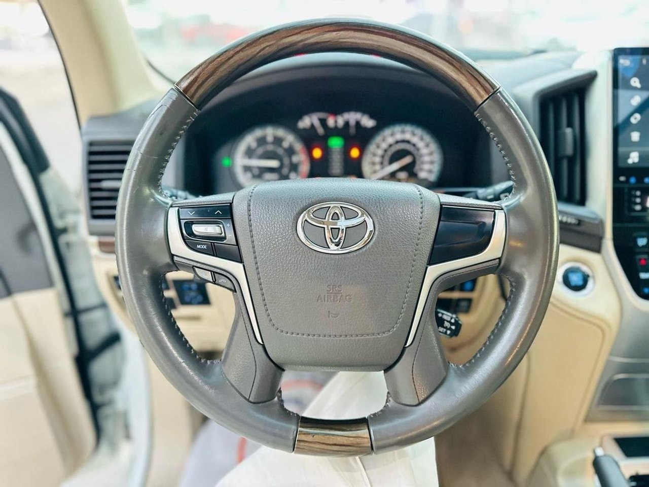 Car Image 2020 TOYOTA LAND CRUISER 