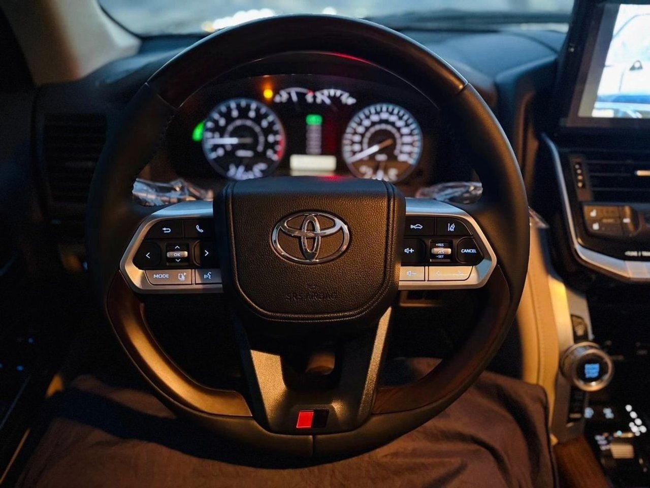 Car Image 2019 TOYOTA LAND CRUISER 
