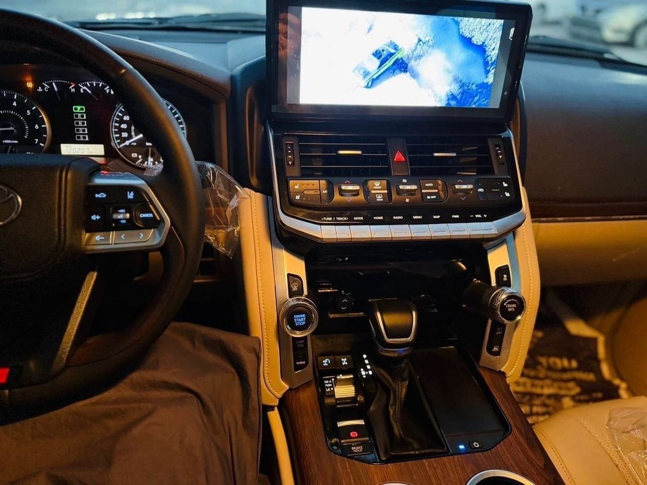 Car Image 2019 TOYOTA LAND CRUISER 