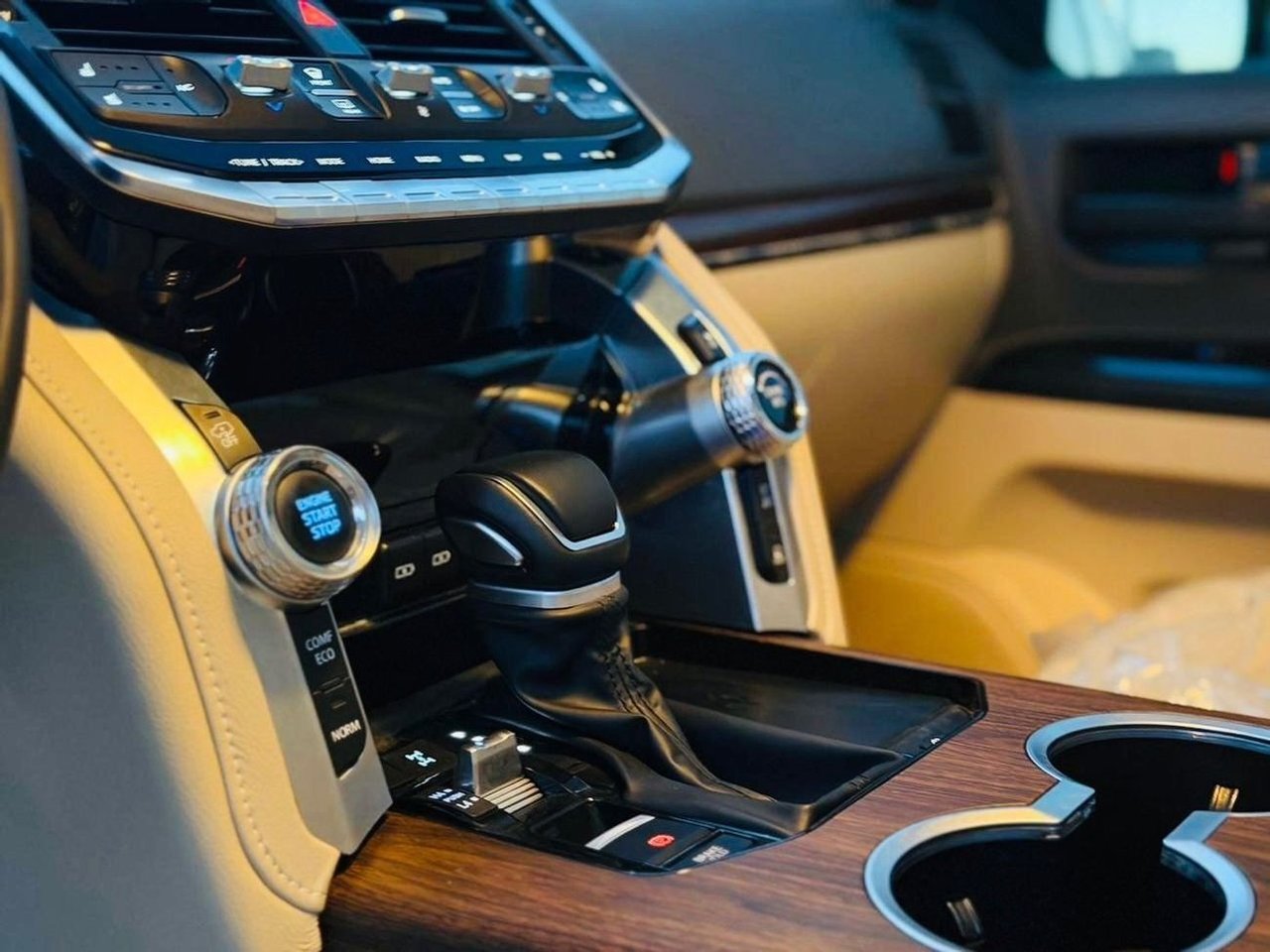 Car Image 2019 TOYOTA LAND CRUISER 