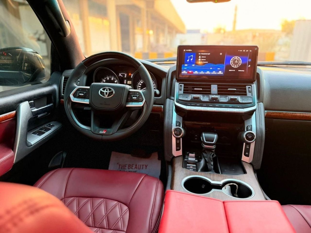 Car Image 2018 TOYOTA LAND CRUISER 