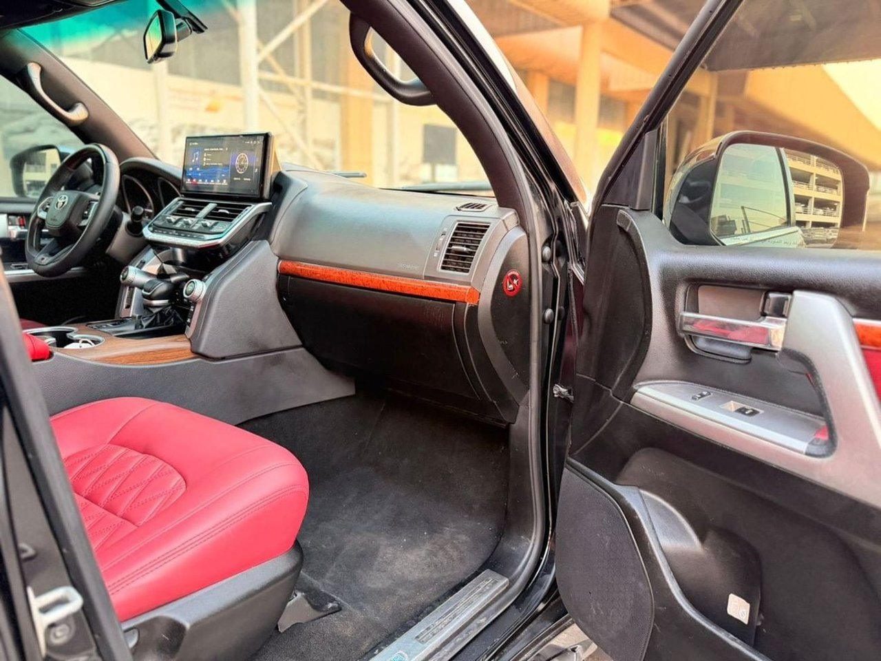 Car Image 2018 TOYOTA LAND CRUISER 