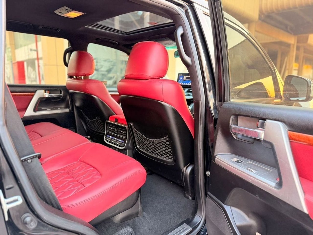 Car Image 2018 TOYOTA LAND CRUISER 