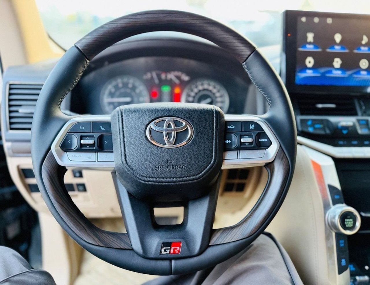 Car Image 2015 TOYOTA LAND CRUISER 