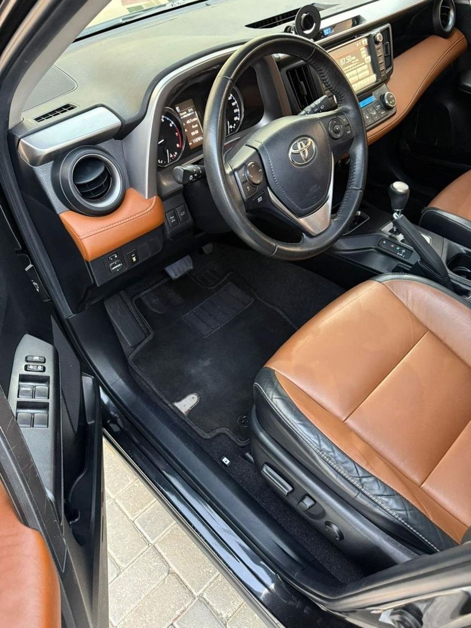 Car Image 2017 TOYOTA RAV4 