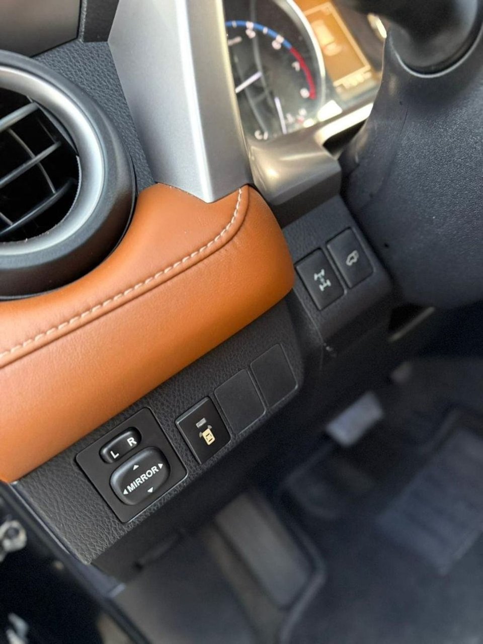 Car Image 2017 TOYOTA RAV4 