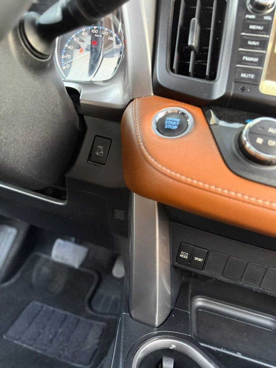 Car Image 2017 TOYOTA RAV4 
