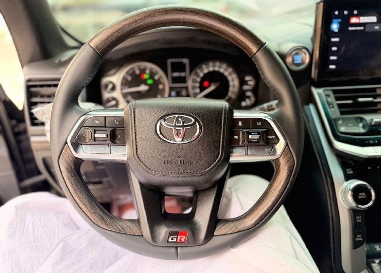 Car Image 2018 TOYOTA LAND CRUISER 