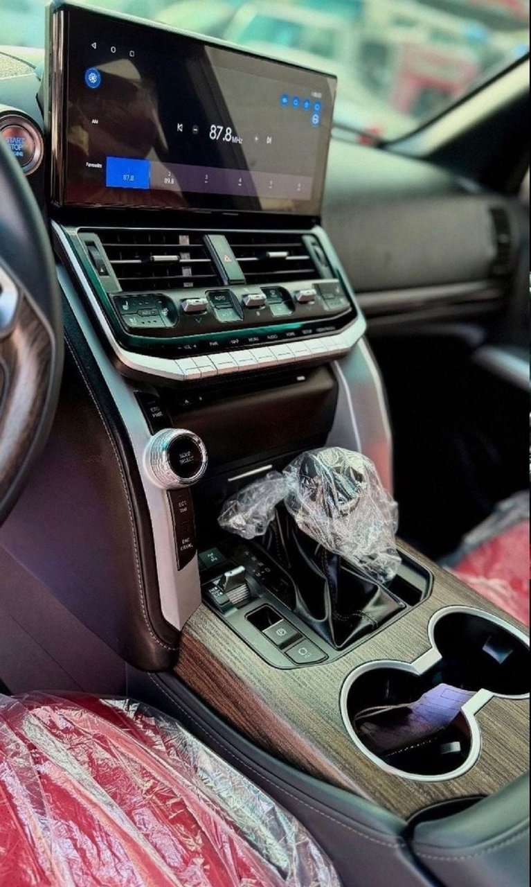 Car Image 2018 TOYOTA LAND CRUISER 