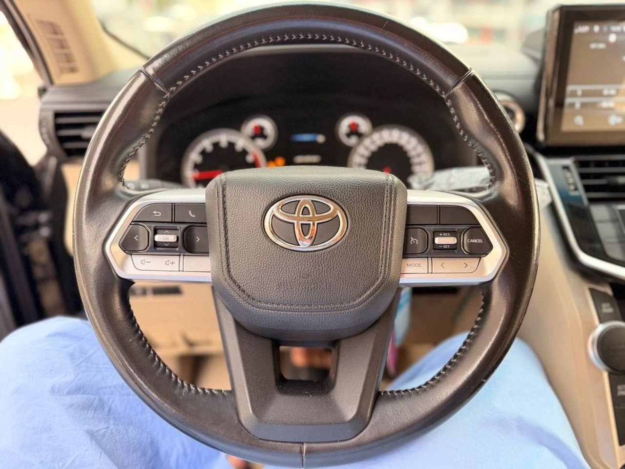 Car Image 2018 TOYOTA LAND CRUISER 