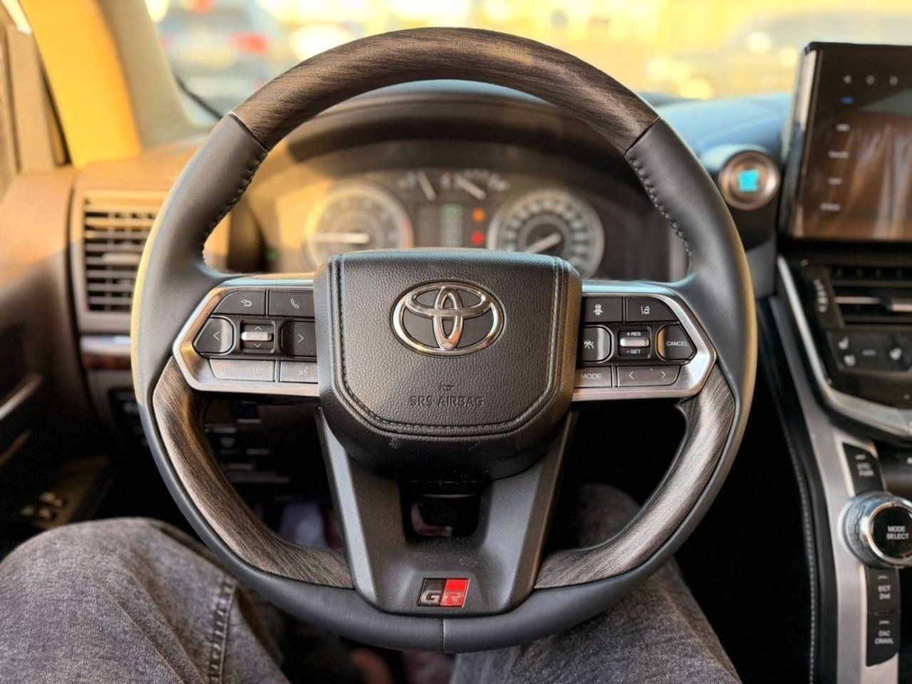 Car Image 2017 TOYOTA LAND CRUISER 