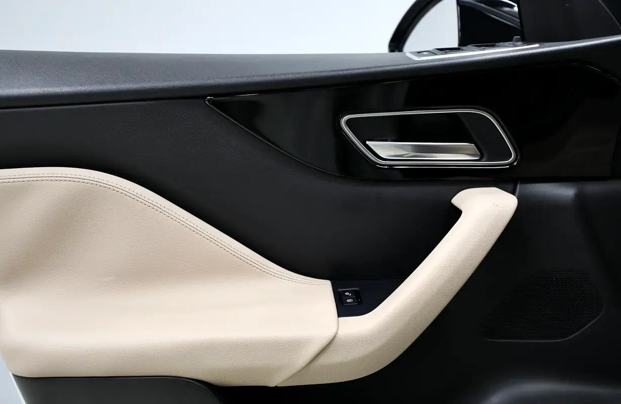 Car Image 2019 JAGUAR F-PACE 