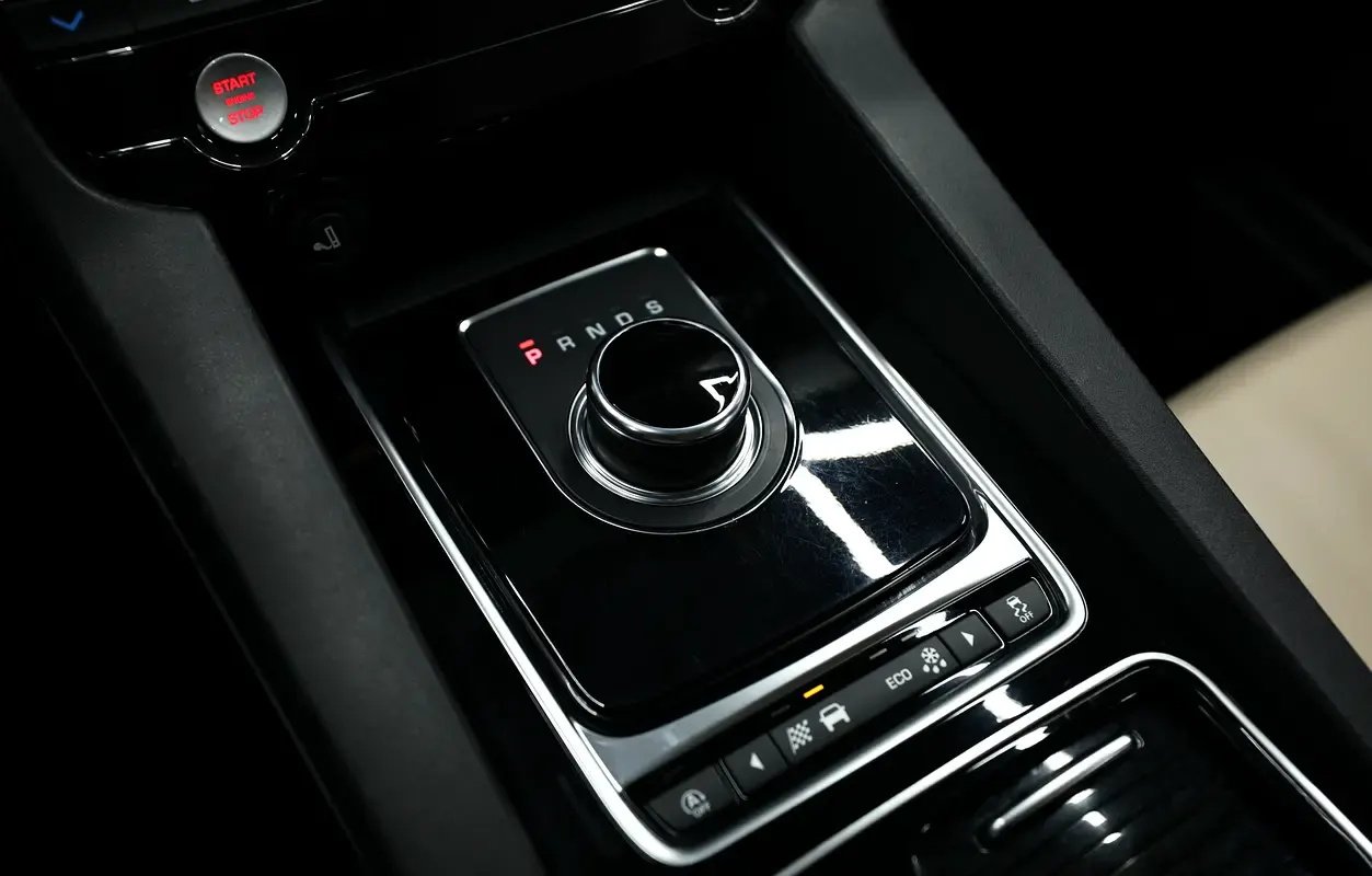 Car Image 2019 JAGUAR F-PACE 