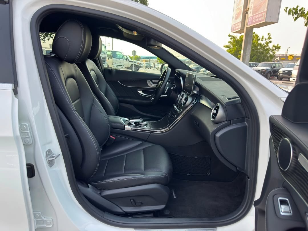 Car Image 2016 MERCEDES C Class 