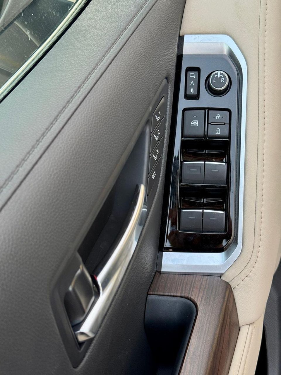 Car Image 2025 TOYOTA LAND CRUISER 