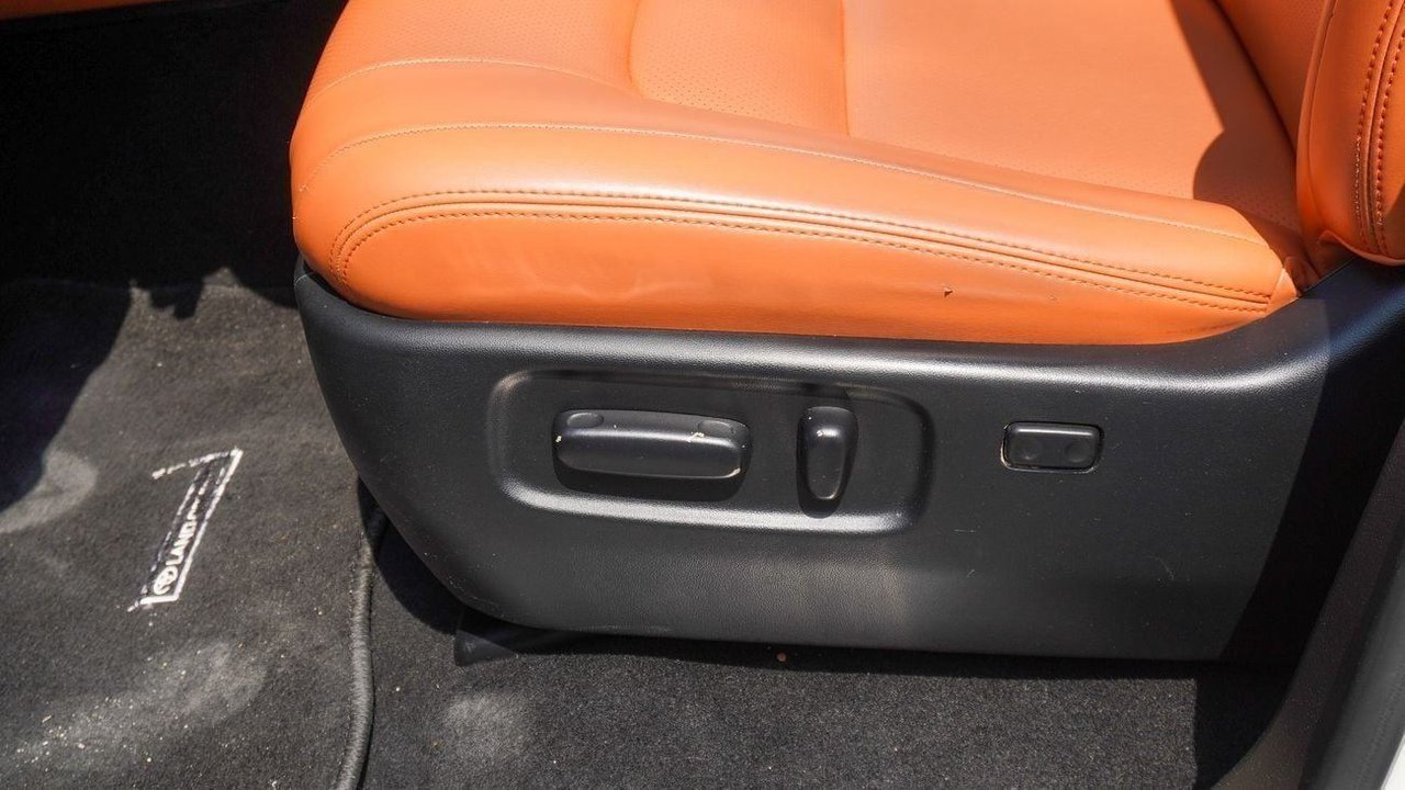 Car Image 2011 TOYOTA LAND CRUISER 