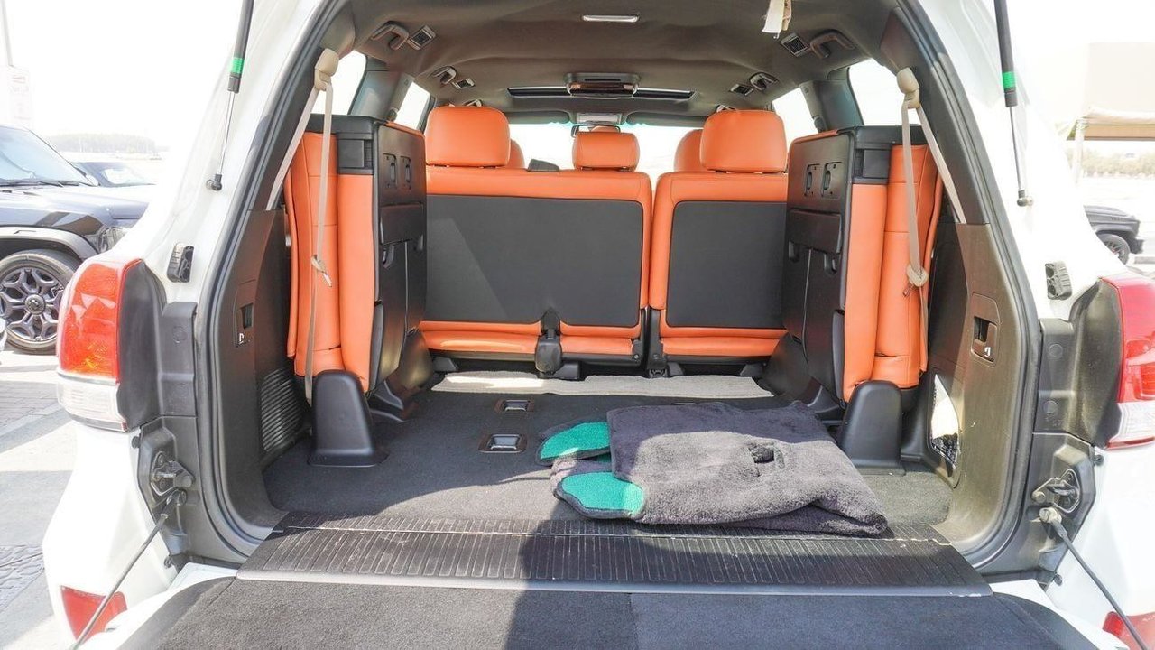 Car Image 2011 TOYOTA LAND CRUISER 