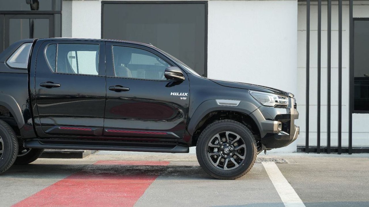 Car Image 2025 TOYOTA HILUX 
