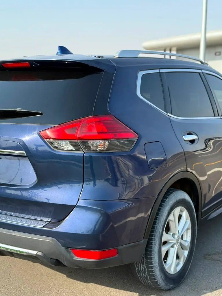 Car Image 2018 NISSAN ROGUE 