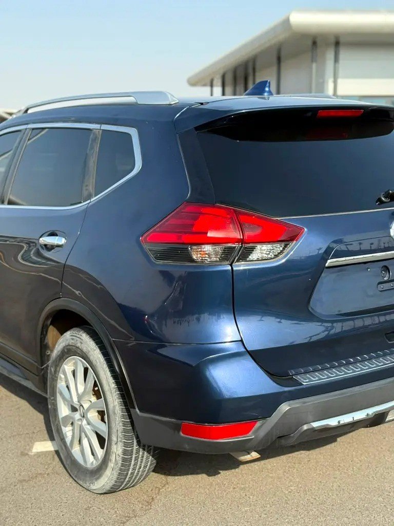 Car Image 2018 NISSAN ROGUE 