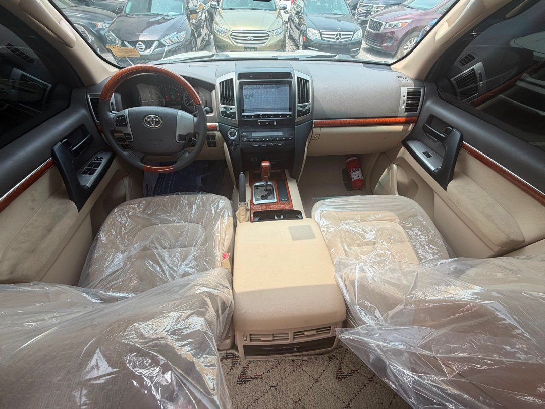 Car Image 2016 TOYOTA LAND CRUISER 