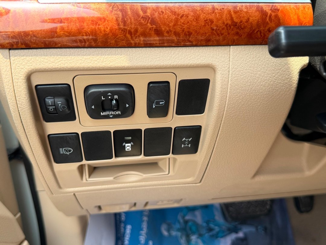 Car Image 2016 TOYOTA LAND CRUISER 