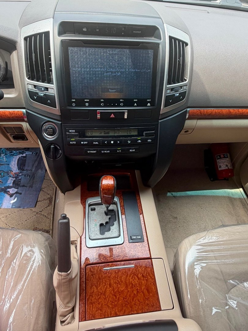 Car Image 2016 TOYOTA LAND CRUISER 
