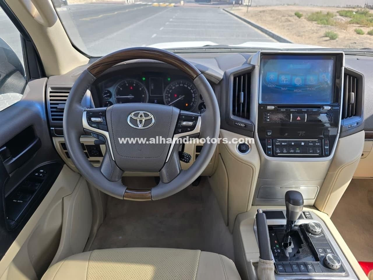Car Image 2019 TOYOTA LAND CRUISER 