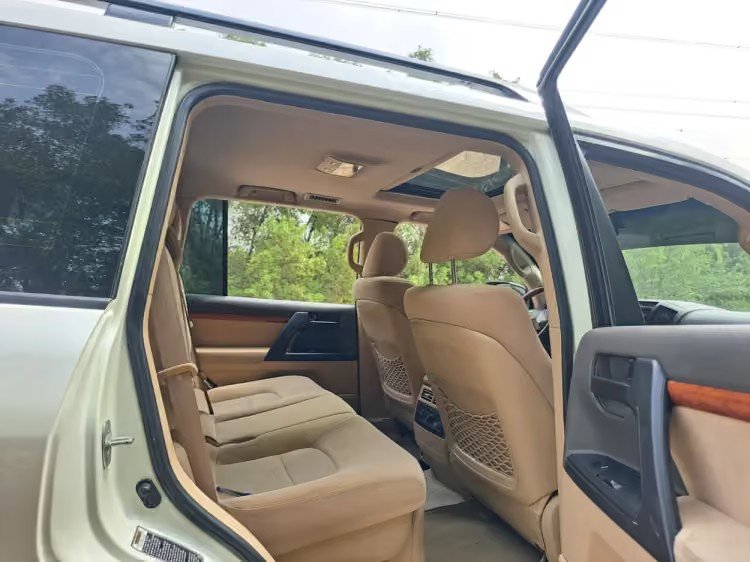Car Image 2012 TOYOTA LAND CRUISER 