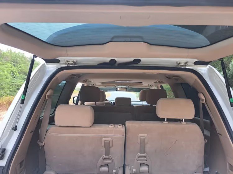 Car Image 2012 TOYOTA LAND CRUISER 