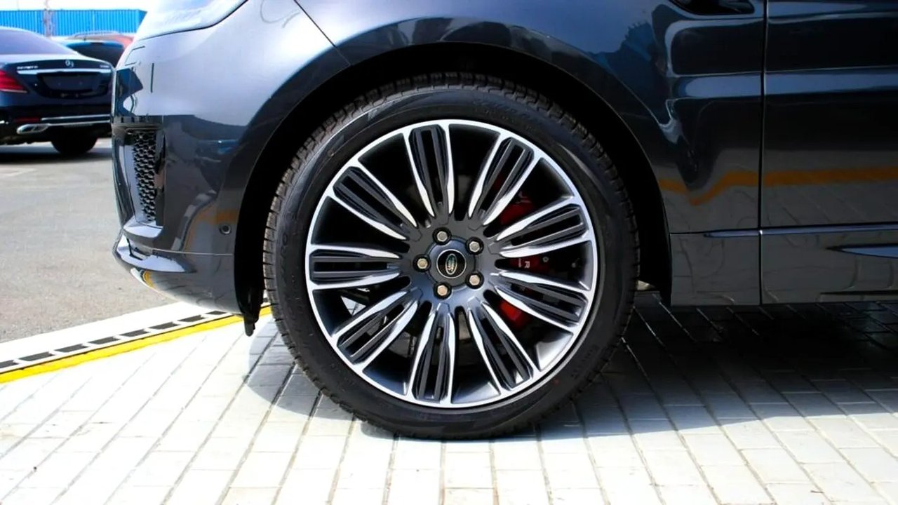 Car Image 2022 LAND ROVER SPORT 