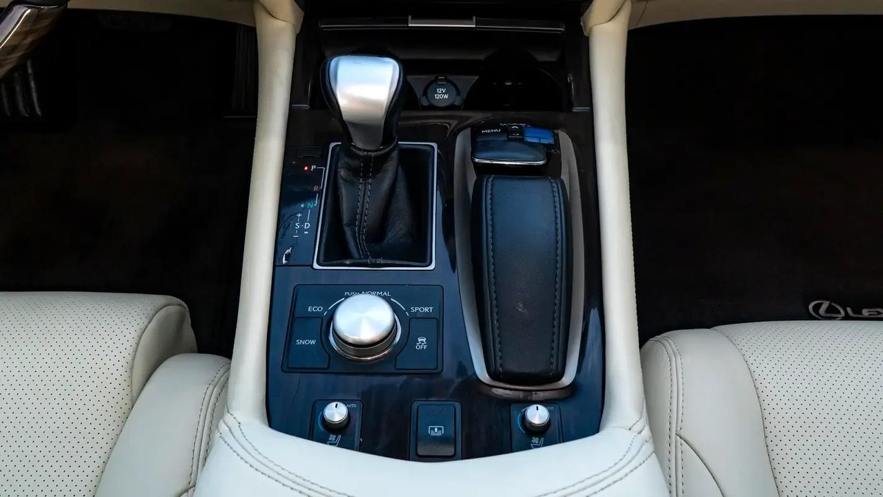 Car Image 2016 LEXUS LS 