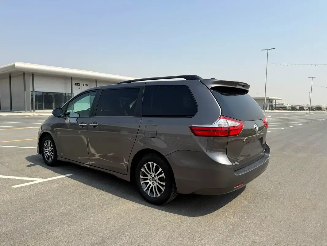 Car Image 2019 TOYOTA SIENNA 