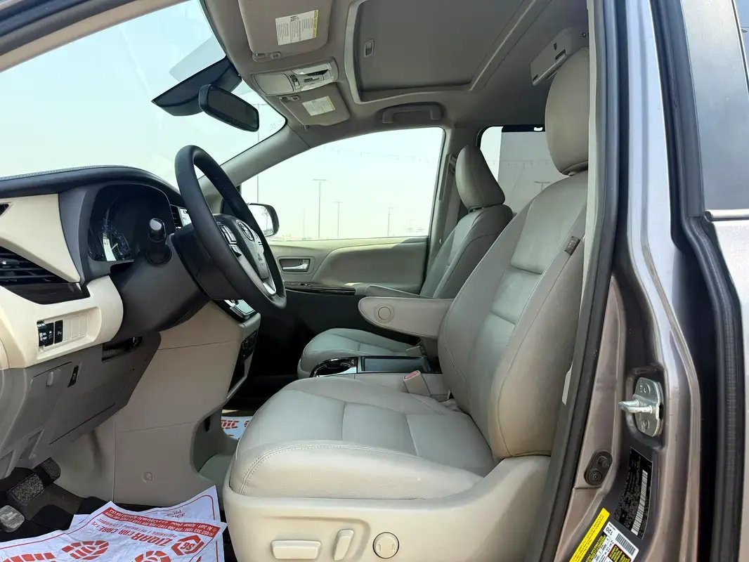 Car Image 2019 TOYOTA SIENNA 