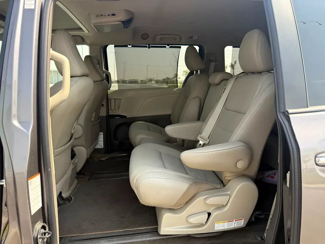 Car Image 2019 TOYOTA SIENNA 